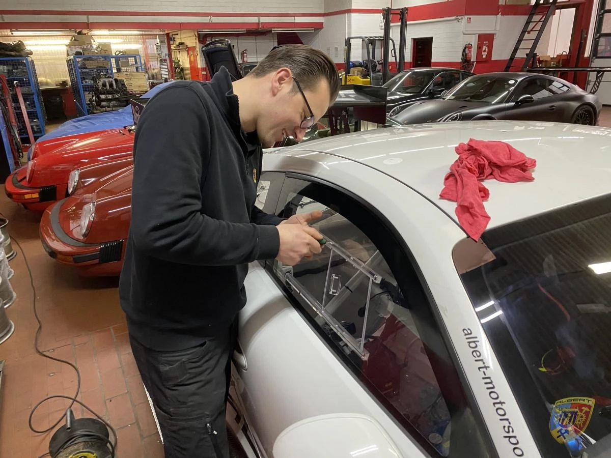 Ventana corrediza de acrílico para puertas de paneles de plexiglás rectos | Albert Motorsport