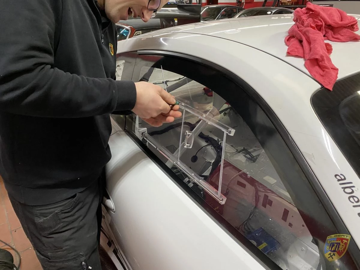 Ventana corrediza de acrílico para puertas de paneles de plexiglás rectos | Albert Motorsport