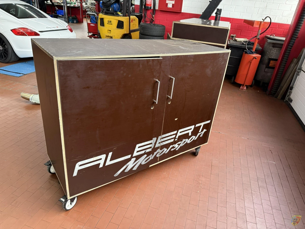 L Case mit 2 Bildschirmen und Transportkasten für Pitbox – Albert Motorsport