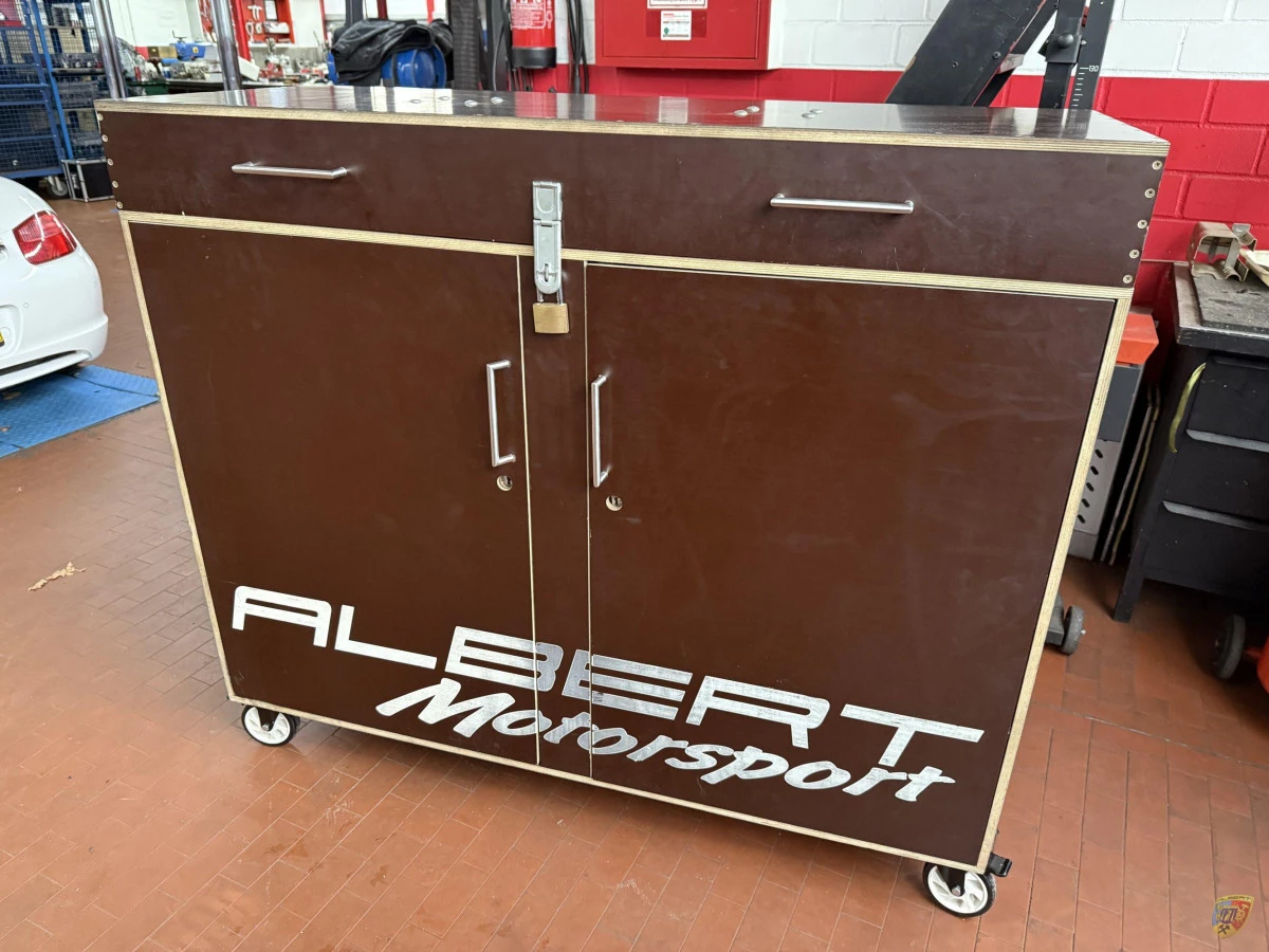 L Case mit 2 Bildschirmen und Transportkasten für Pitbox – Albert Motorsport