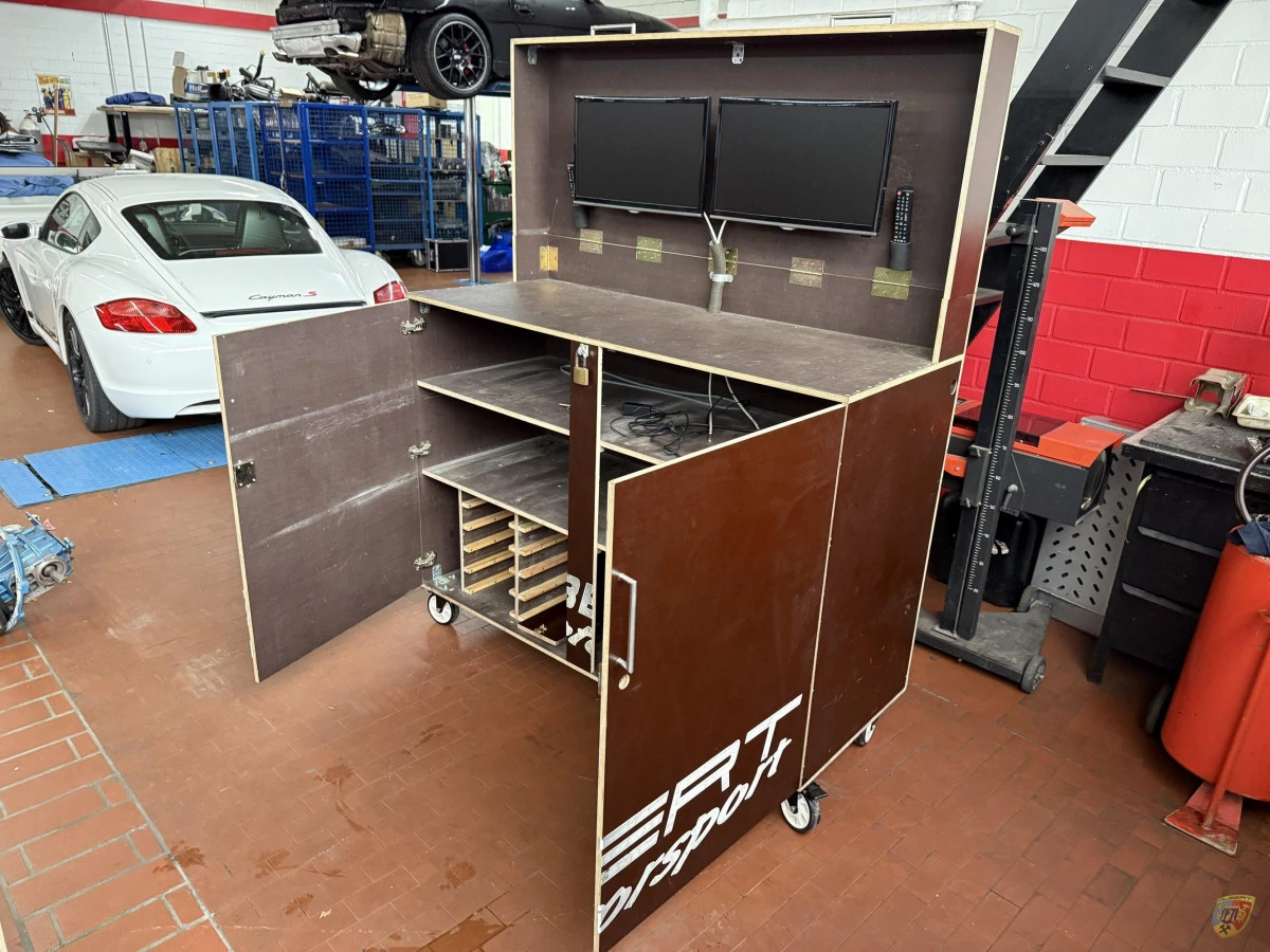 L Case mit 2 Bildschirmen und Transportkasten für Pitbox – Albert Motorsport
