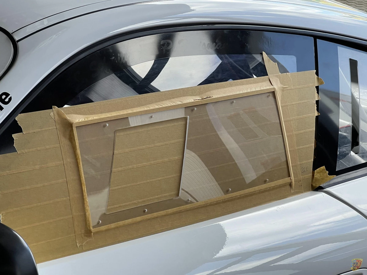 Fenêtre coulissante en acrylique pour portes à vitres droites en plexiglas | Albert Motorsport