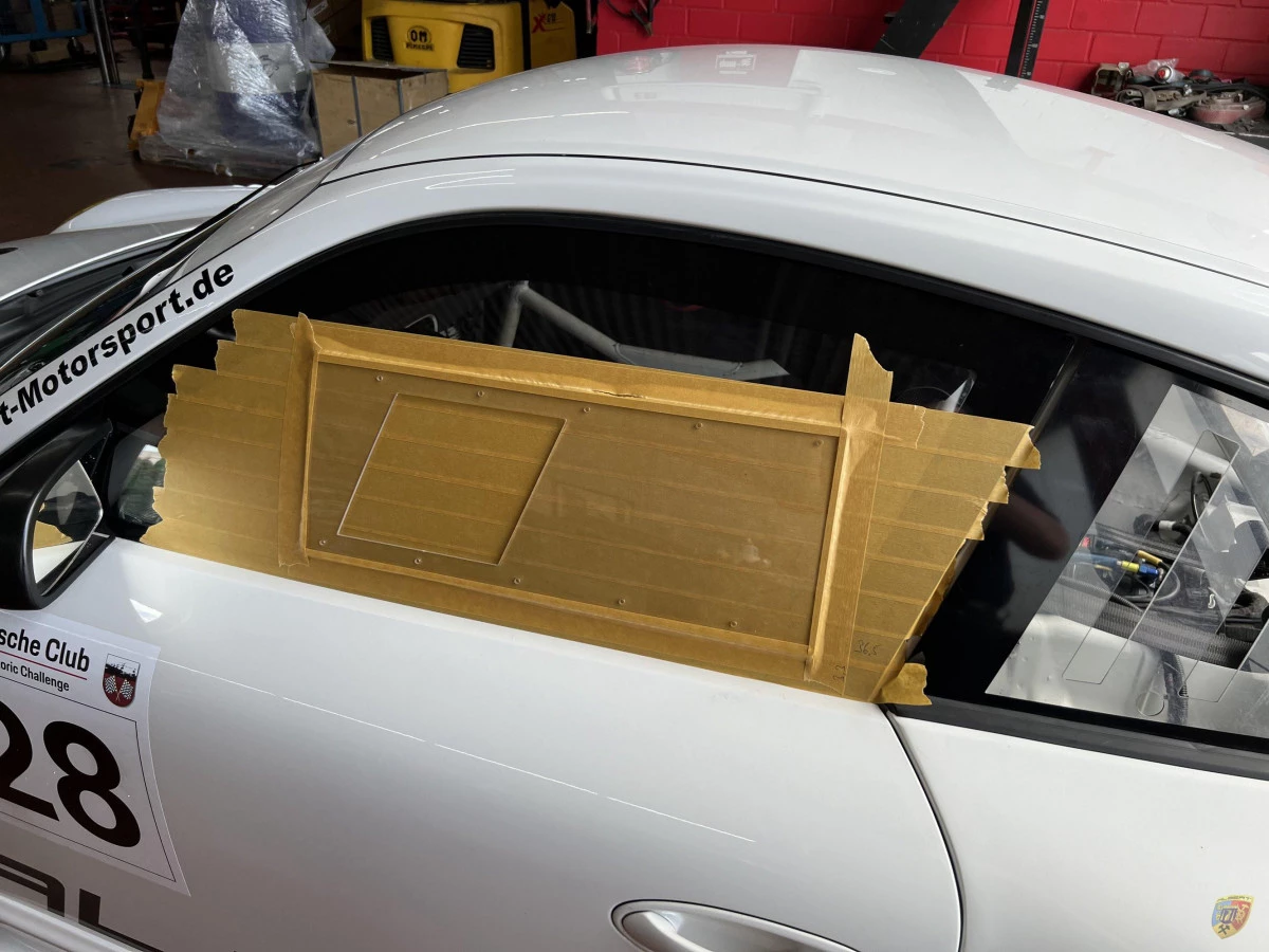 Ventana corrediza de acrílico para puertas de paneles de plexiglás rectos | Albert Motorsport