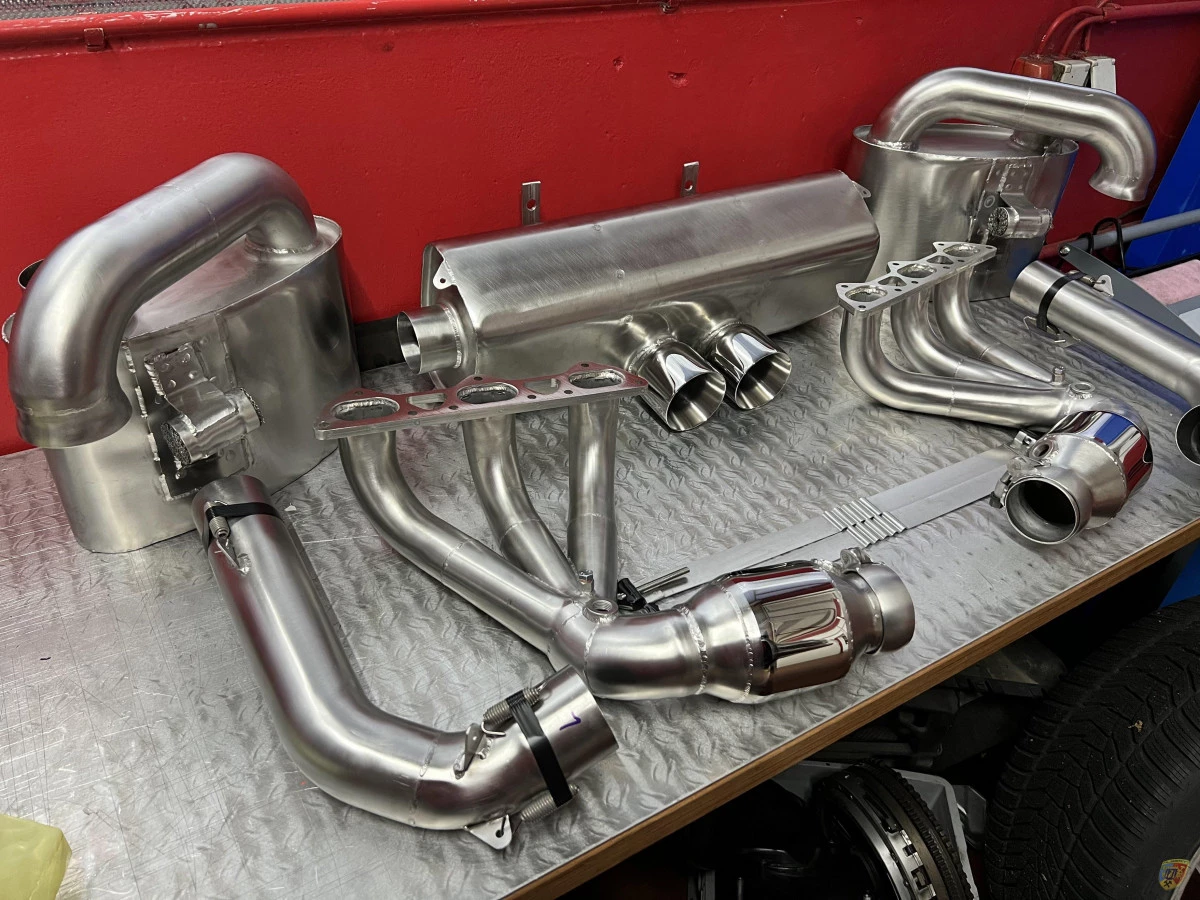 997 - 991.1 Sistema di scarico GT3 Cup con catalizzatore e silenziatori laterali per Porsche 911 | Albert Motorsport
