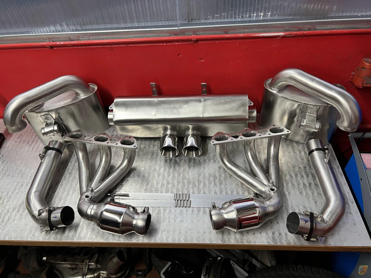 997 - 991.1 Sistema di scarico GT3 Cup con catalizzatore e silenziatori laterali per Porsche 911 | Albert Motorsport