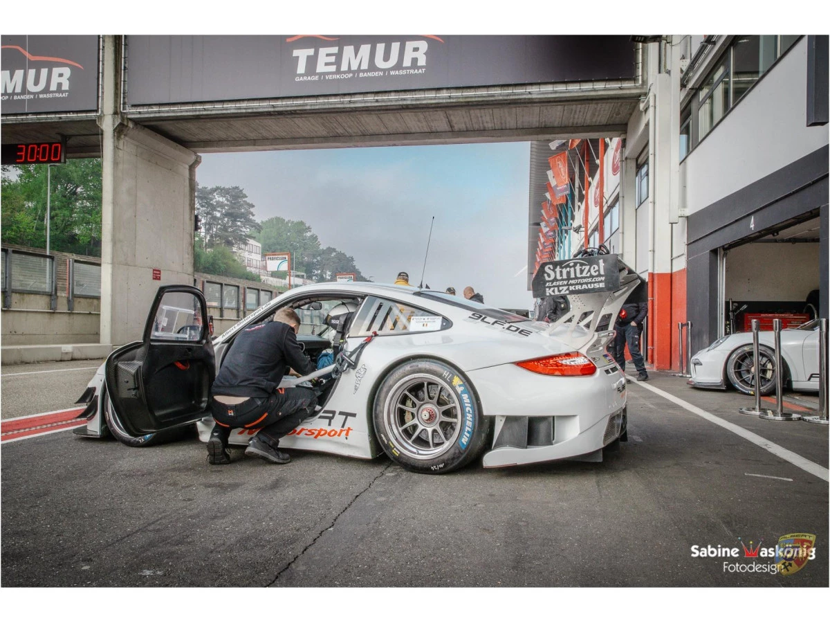 Porsche 997 GT3 R - Sabine Schmitz - Patrick Huismann - Frikadelli - di Albert Motorsport | Albert Motorsport