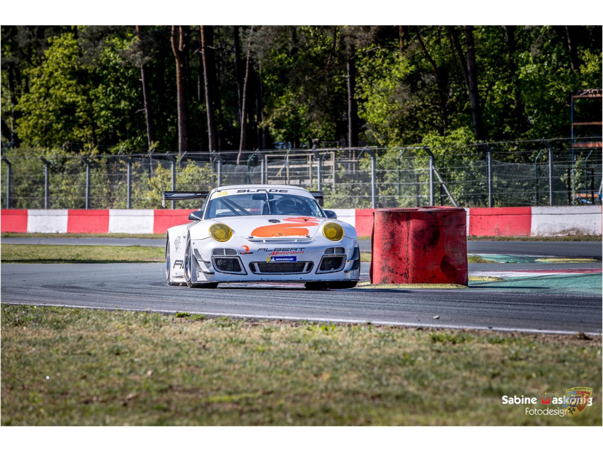 Porsche 997 GT3 R - Sabine Schmitz - Patrick Huismann - Frikadelli - por Albert Motorsport