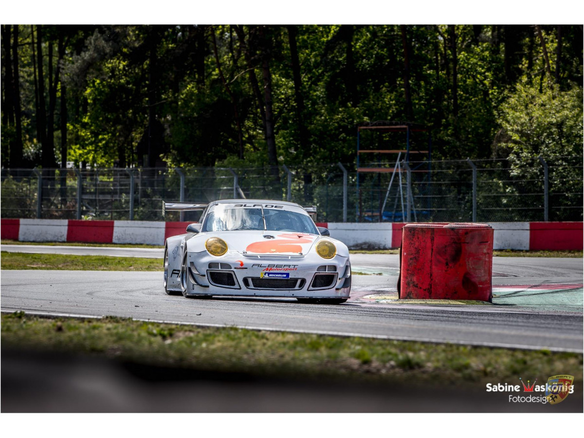 Porsche 997 GT3 R - Sabine Schmitz - Patrick Huismann - Frikadelli - por Albert Motorsport