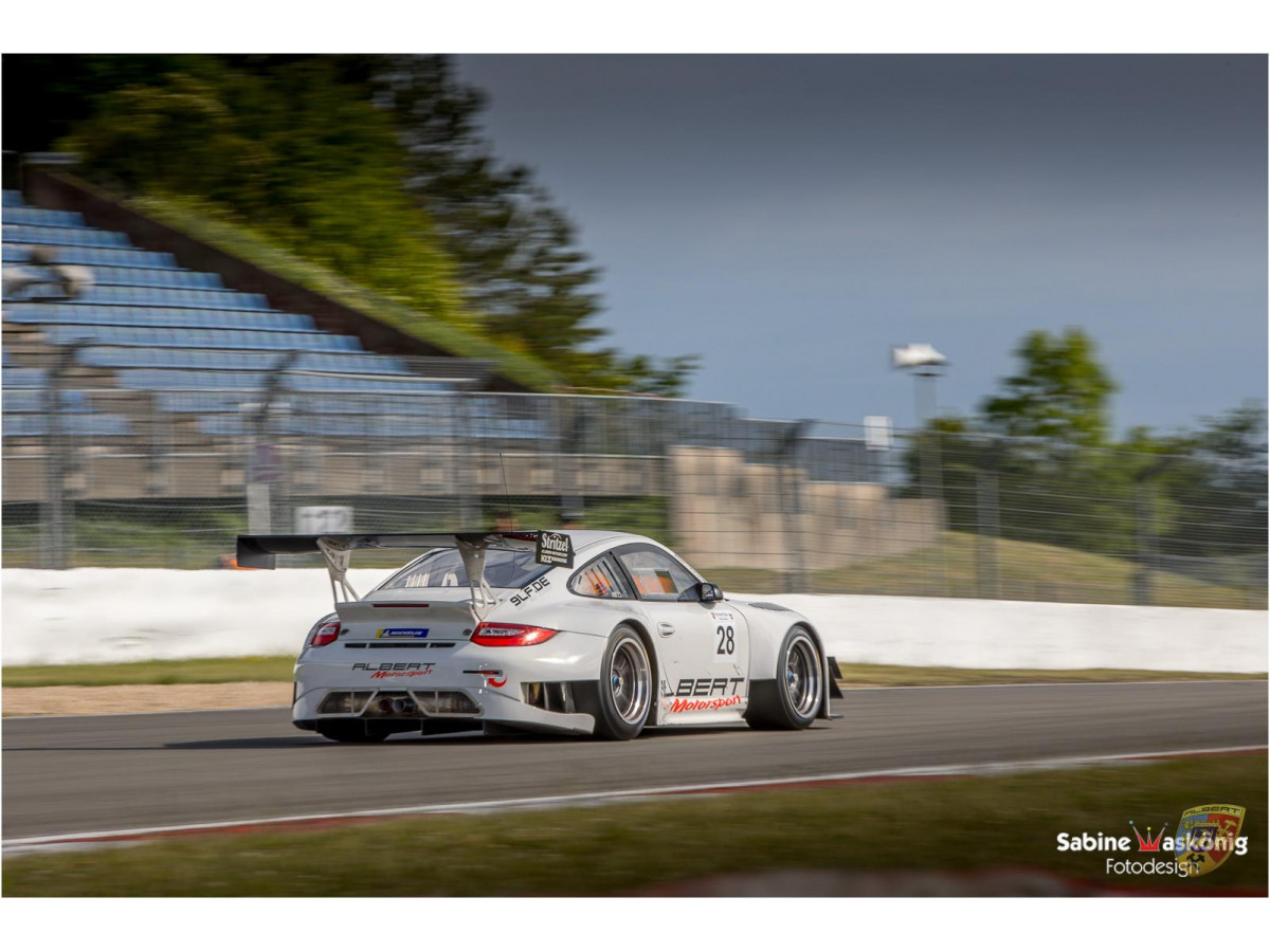 Porsche 997 GT3 R - Sabine Schmitz - Patrick Huismann - Frikadelli - por Albert Motorsport