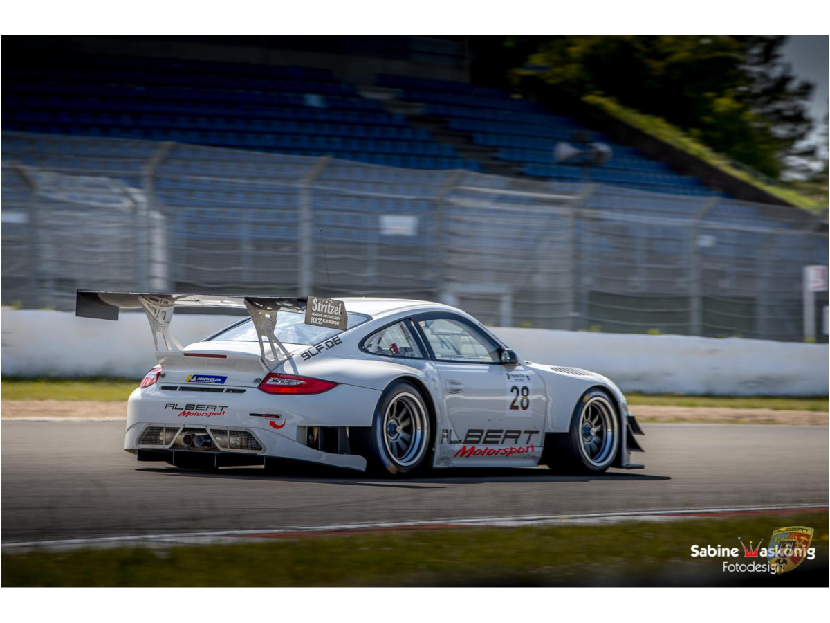 Porsche 997 GT3 R - Sabine Schmitz - Patrick Huismann - Frikadelli - par Albert Motorsport